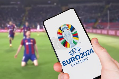 Téléchargez les photos : Allemagne - 1 mai 2024 : UEFA Euro 2024 Allemagne Championnat d'Europe de Football logo Europe sur un photomontage mobile en Allemagne. - en image libre de droit