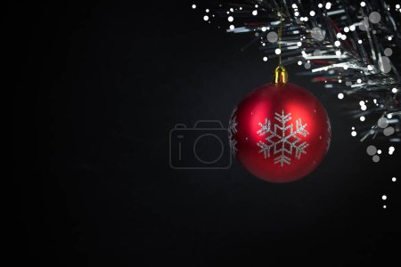 Foto de Composición navideña de ramas de abeto y bolas de Navidad de viburnum sobre un fondo negro aislado - Imagen libre de derechos
