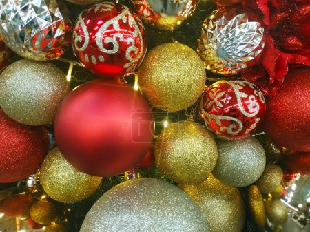 Foto de Decoraciones navideñas para composiciones. Bolas brillantes, oropel. fondo de vacaciones. Copiar espacio para texto - Imagen libre de derechos