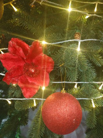 Foto de Decoraciones de Navidad en el árbol de Navidad. - Imagen libre de derechos