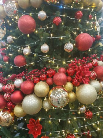 Foto de Decoraciones de Navidad en el árbol de Navidad. - Imagen libre de derechos