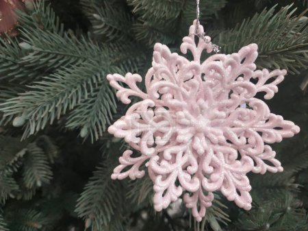Foto de Decoraciones navideñas. Copo de nieve en el árbol de Navidad - Imagen libre de derechos