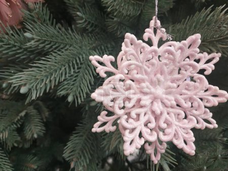 Foto de Decoraciones navideñas. Copo de nieve en el árbol de Navidad - Imagen libre de derechos