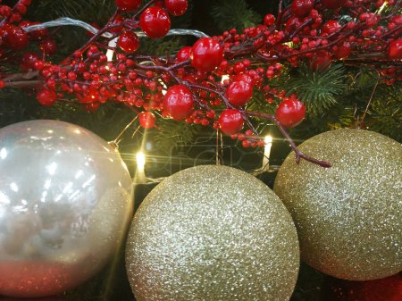 Téléchargez les photos : Décorations de Noël sur le sapin de Noël. - en image libre de droit