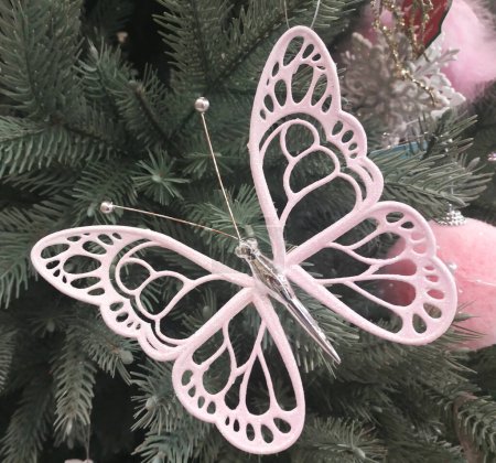 Foto de Decoraciones navideñas. Decoraciones navideñas. Mariposa en el árbol de Navidad - Imagen libre de derechos