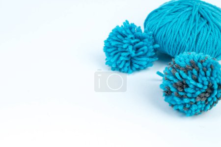 Téléchargez les photos : Skein de fils bleus pour tricoter sur fond blanc. pompon. pompon doux moelleux en fil - en image libre de droit