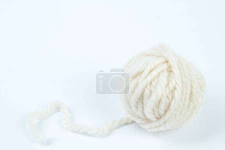 Téléchargez les photos : Fils à tricoter isolés sur fond blanc - en image libre de droit