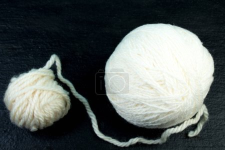 Téléchargez les photos : Fils à tricoter pour tricoter sur fond noir - en image libre de droit
