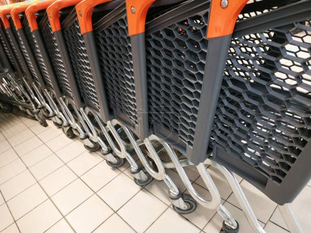 Téléchargez les photos : Rangée de chariots vides dans le grand supermarché - en image libre de droit