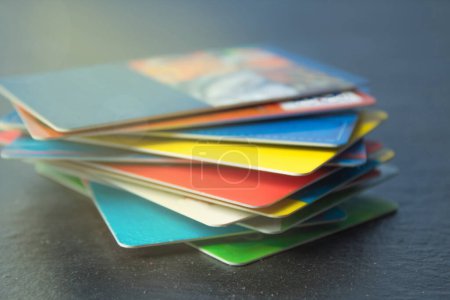 Téléchargez les photos : Empilement de cartes bancaires sur fond noir - en image libre de droit