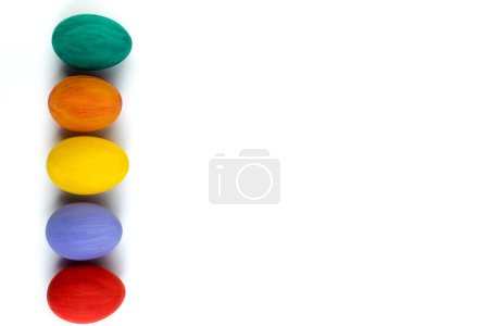 Foto de Feliz tarjeta de Pascua. Huevos de Pascua brillantes y coloridos sobre fondo blanco aislado. Copiar espacio para texto - Imagen libre de derechos
