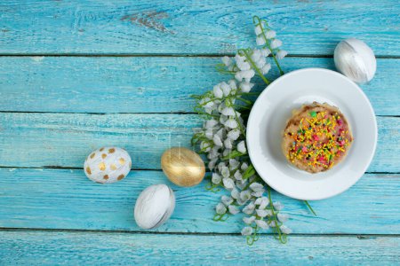 Foto de Feliz Pascua. Huevos pintados sobre mesa de madera. Pastel de Pascua - Kulich tradicional ruso y ucraniano, Pan de Pascua Paska. Vista superior. Copiar espacio para texto - Imagen libre de derechos