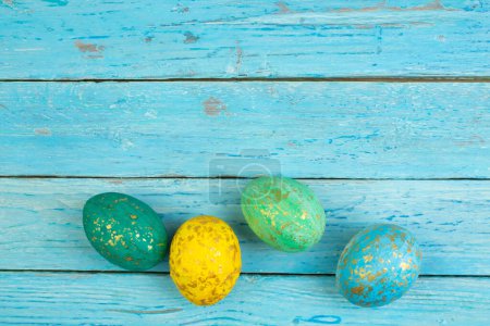 Foto de Feliz tarjeta de Pascua. Coloridos huevos de Pascua brillantes sobre fondo de madera. Copiar espacio para texto - Imagen libre de derechos