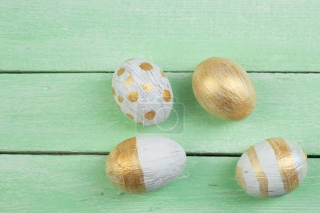 Foto de Feliz Pascua. Huevos pintados sobre mesa de madera. Vista superior. Copiar espacio para texto - Imagen libre de derechos