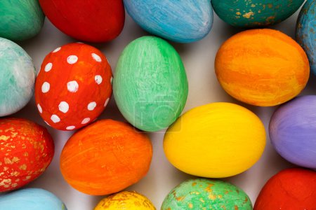 Foto de Feliz tarjeta de Pascua. Fondo colorido huevos brillantes. Copiar espacio para texto - Imagen libre de derechos