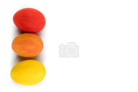 Foto de Feliz tarjeta de Pascua. Huevos de Pascua brillantes y coloridos sobre fondo blanco aislado. Copiar espacio para texto - Imagen libre de derechos