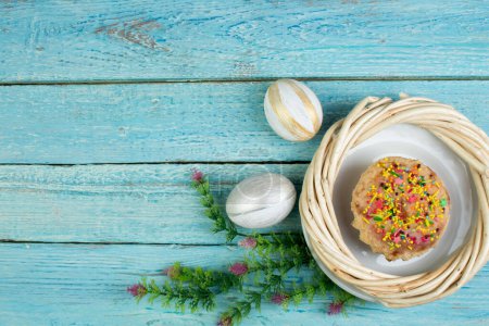 Téléchargez les photos : Joyeux Pâques. Œufs peints sur table en bois. Gâteau de Pâques - Kulich traditionnel russe et ukrainien, Paska Pain de Pâques. Vue de dessus. Espace de copie pour le texte - en image libre de droit