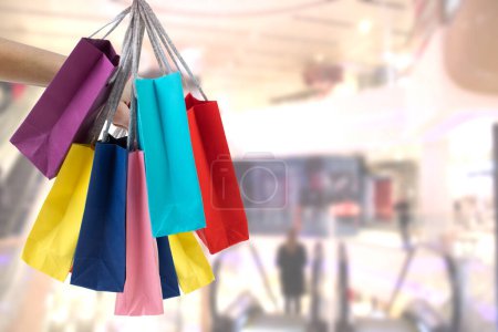 Foto de Muchas bolsas de compras de colores en el fondo del centro comercial - Imagen libre de derechos