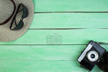 Foto de Sombrero, cámara, bolso, gafas, protector solar sobre un fondo de madera de verano. Vista superior y espacio de copia - Imagen libre de derechos