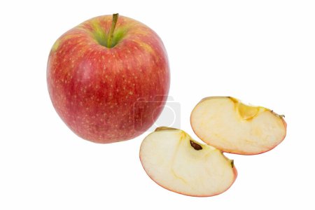 Foto de Manzanas aisladas. Fruta de manzana roja entera con rebanada cortada aislada en blanco con camino de recorte - Imagen libre de derechos
