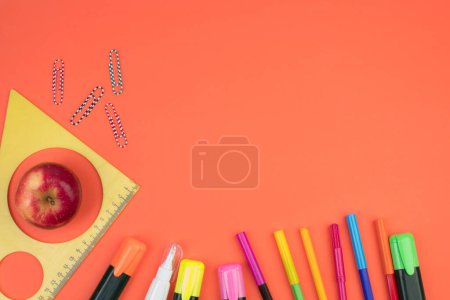 Foto de De vuelta a la escuela. Papelería de color salmón-naranja. mesa de color. Escritorio de oficina con espacio para copias. Puesta plana - Imagen libre de derechos