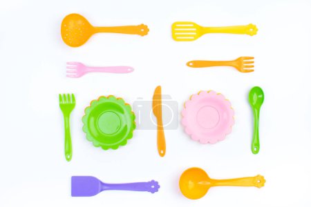 Téléchargez les photos : Vaisselle pour enfants isolée sur une table blanche. - en image libre de droit