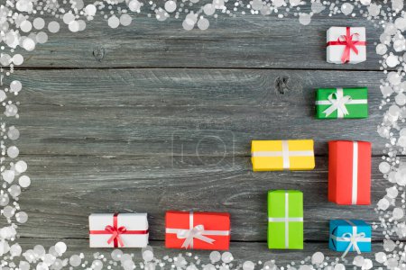 Téléchargez les photos : Coffrets cadeaux et cadeaux pour Noël sur table en bois. Vue supérieure avec espace de copie - en image libre de droit
