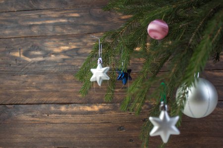 Foto de Composición navideña de ramas de abeto y bayas de viburnum sobre un fondo de madera - Imagen libre de derechos