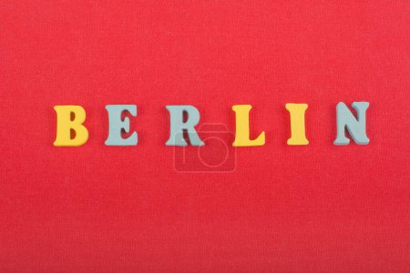 Foto de BERLÍN palabra sobre fondo rojo compuesta de letras de madera abc bloque alfabeto colorido, espacio de copia para el texto del anuncio. Aprender el concepto inglés - Imagen libre de derechos
