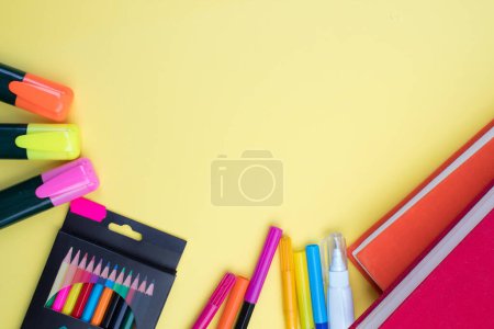 Foto de De vuelta a la escuela. Papelería sobre una mesa amarilla. Escritorio de oficina con espacio para copias. Puesta plana - Imagen libre de derechos