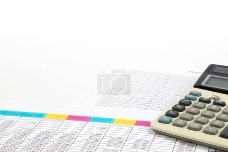 Foto de Gráficos financieros, gráficos, monedas, calculadora sobre fondo blanco aislado. Vista superior con espacio de copia. - Imagen libre de derechos