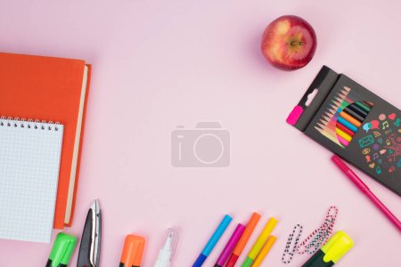 Téléchargez les photos : Je retourne à l'école. Papeterie sur une table rose. Bureau avec espace de copie. Pose plate - en image libre de droit