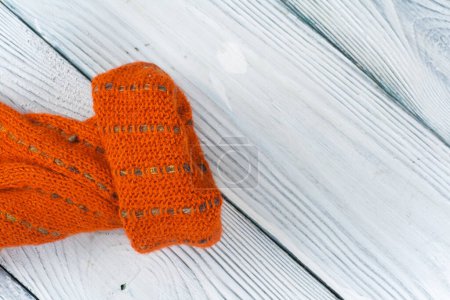 Téléchargez les photos : Pull ou écharpe tissu texture grand tricot. Fond en jersey tricoté avec un motif en relief. Laine à la main machine, fait à la main - en image libre de droit