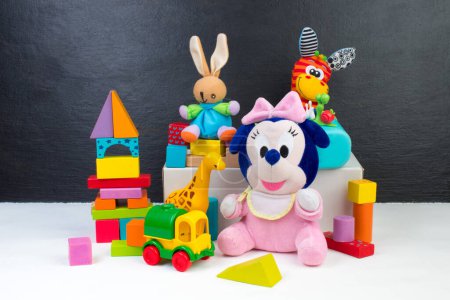 Téléchargez les photos : Collection de jouets colorés sur le fond du tableau noir - en image libre de droit