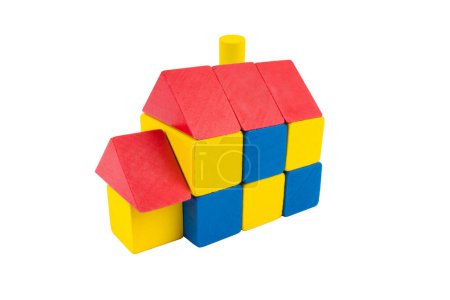 Foto de La casa de los bloques del constructor infantil sobre el fondo blanco. Para el desarrollo del niño. - Imagen libre de derechos