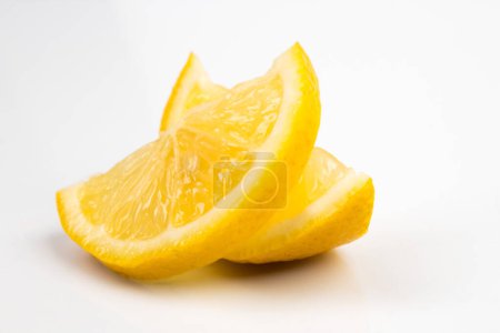 Foto de Rodajas de cítricos de limón aislados sobre fondo blanco. Rebanada de limón con sombra - Imagen libre de derechos