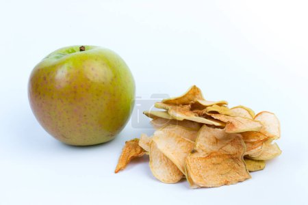 Téléchargez les photos : Tranches bio maison, pommes séchées, pommes fraîches juteuses sur fond blanc - en image libre de droit