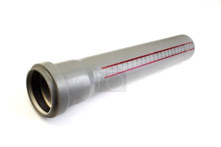 Foto de Surtido de accesorios de tubería de aguas residuales de PVC disparado en blanco. Vista superior - Imagen libre de derechos