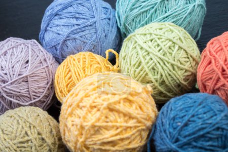 Téléchargez les photos : Fils colorés. Épinglettes de fils de laine pour le tricot. Boules de laine de différentes couleurs pour tricoter à la main sur un fond en bois avec espace de copie pour la publicité - en image libre de droit