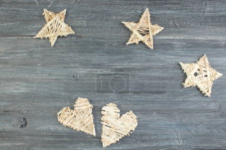 Téléchargez les photos : Décoration de Noël étoile en bois avec signe Joyeux Noël isolé sur fond en bois - en image libre de droit
