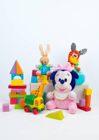 Téléchargez les photos : Collection de jouets colorés sur fond blanc - en image libre de droit