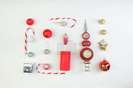 Foto de Composición navideña. Regalo, decoración navideña, conos de pino. Vista superior plana - Imagen libre de derechos