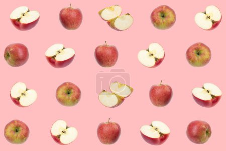 Téléchargez les photos : Modèle de fruits colorés de pommes rouges fraîches et vertes sur fond rose. conception de texture pour les textiles, papier peint, tissu. De vue du dessus. - en image libre de droit