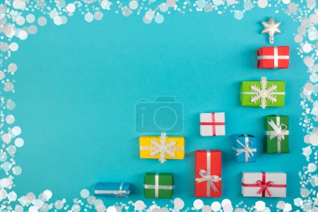 Foto de Cajas de regalo y regalo para Navidad sobre fondo azul. Vista superior con espacio de copia - Imagen libre de derechos