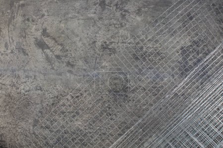 Foto de Rollo de malla para el enlucido en el fondo de hormigón gris. Copiar espacio. Vista superior - Imagen libre de derechos