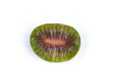 Foto de Mini kiwi bebé fruta (actinidia arguta) sobre fondo blanco - Imagen libre de derechos