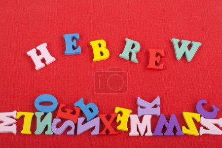 Foto de HEBREW palabra sobre fondo rojo compuesto de letras de madera abc bloque alfabeto colorido, espacio de copia para el texto del anuncio. Aprender el concepto inglés - Imagen libre de derechos