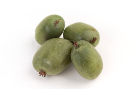 Téléchargez les photos : Mini kiwi fruit bébé (actinidia arguta) sur fond blanc - en image libre de droit