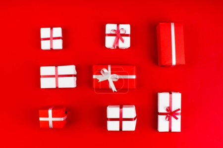 Foto de Cajas de regalo y regalo para Navidad sobre fondo rojo. Vista superior con espacio de copia - Imagen libre de derechos