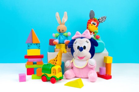 Foto de Colección de juguetes de colores sobre fondo azul - Imagen libre de derechos
